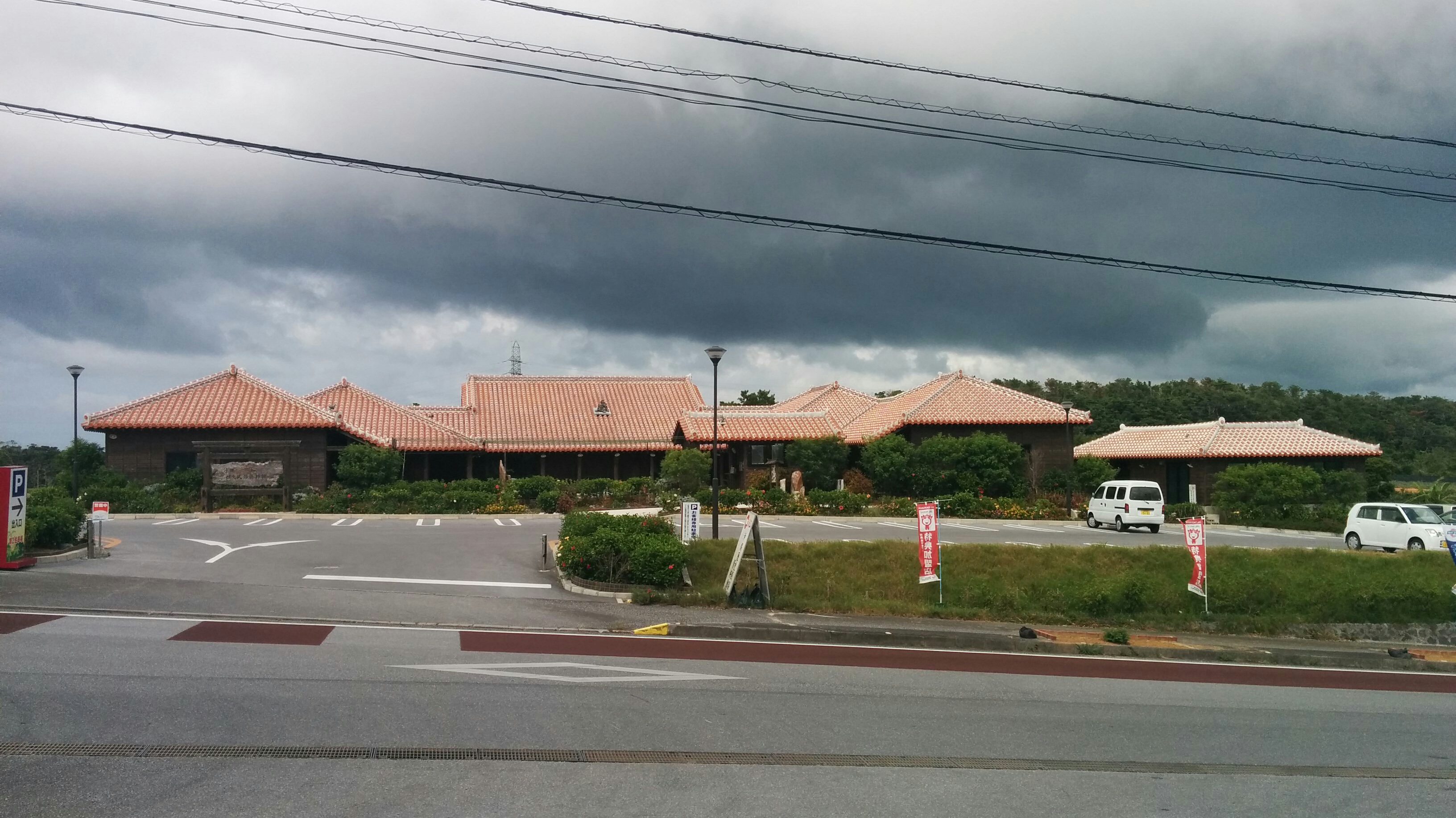 Gebäude in der Nähe vom Yakiniku-Restaurant. Solche Dächer sieht man öfter auf Okinawa.