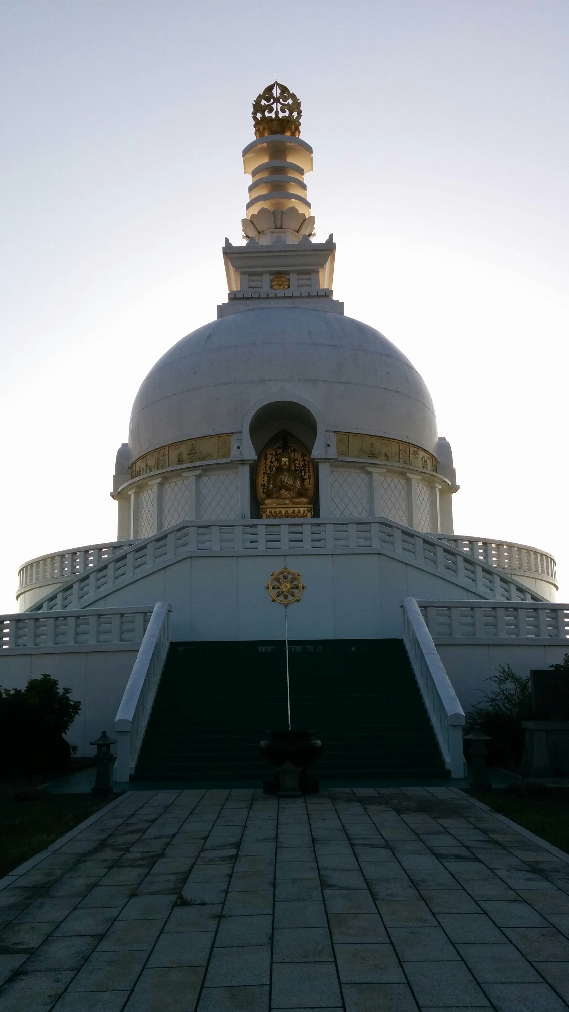 Netterweise brachte mich Yasuko-san auch noch auf einen Hügel in Ômura, wo dann dieser buddhistische Stupa steht,