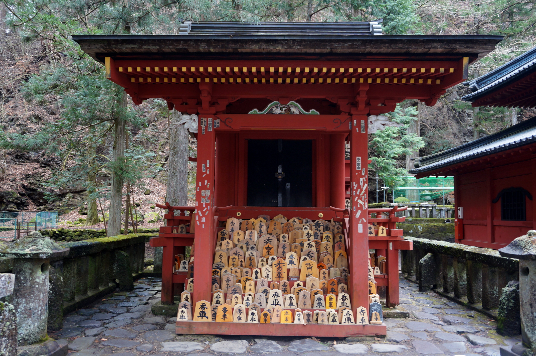 Wie mir eine Japanerin erklärte, gibt es solche Steine auch beim Shogi und stehen für eine Figur, die nur vorwärts kommen kann. Hat also symbolischen Charakter.
