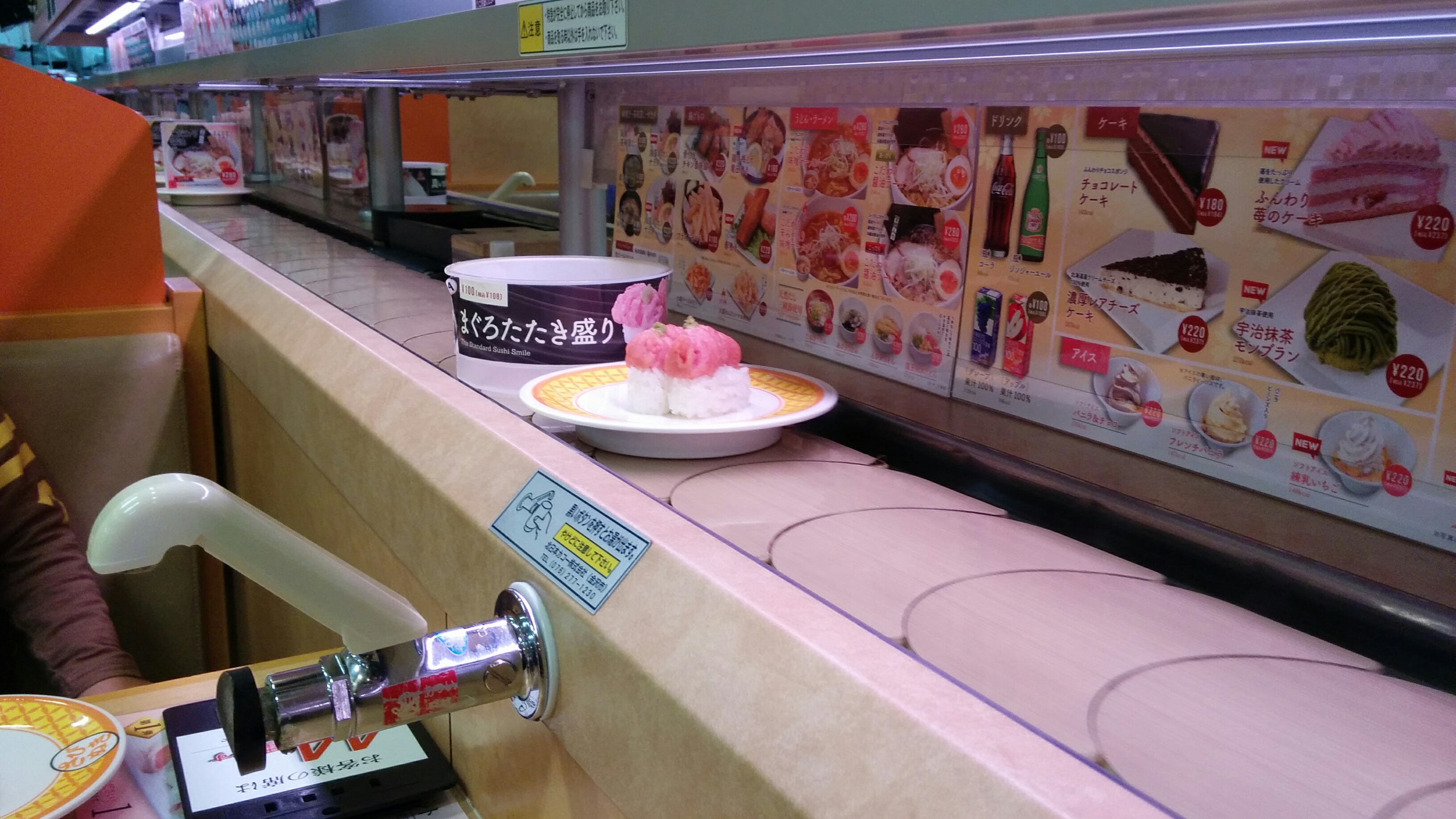 Kaitenzushi: Teller mit Sushi fuhren an einem vorbei...
