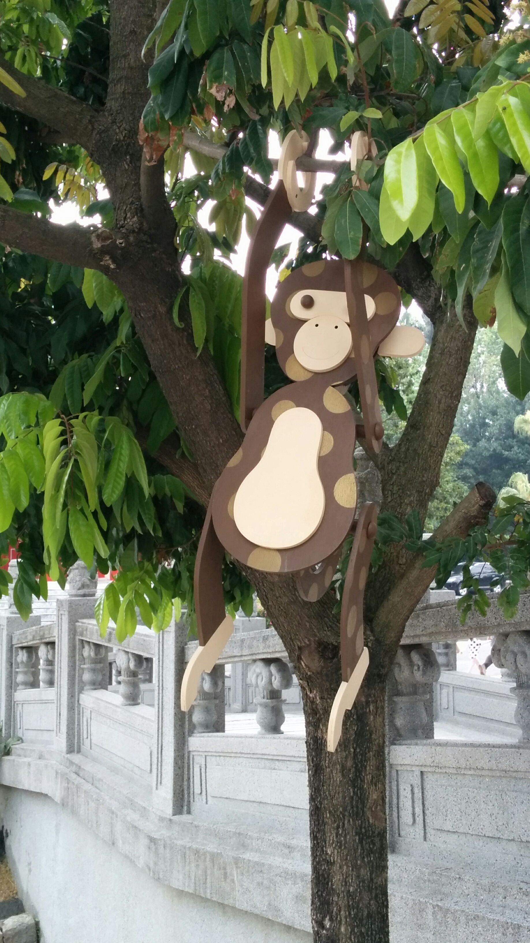 Lustiger Holzaffe, der in einem Baum hing.